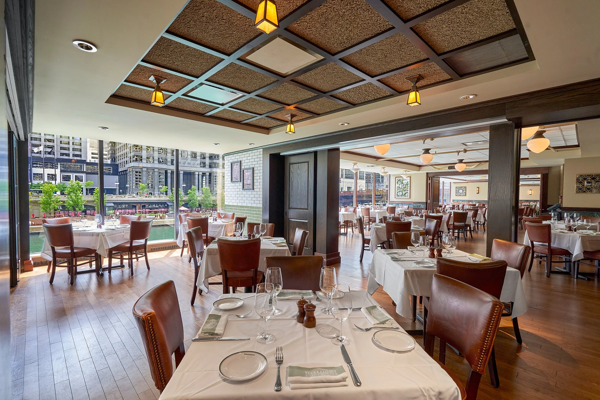 chicago-riverfront-resturant-commercial-smith-wollenski-steakhouse-exterior-interior -hospitality-chicago-architectural-photography-marcel-page 27.jpg