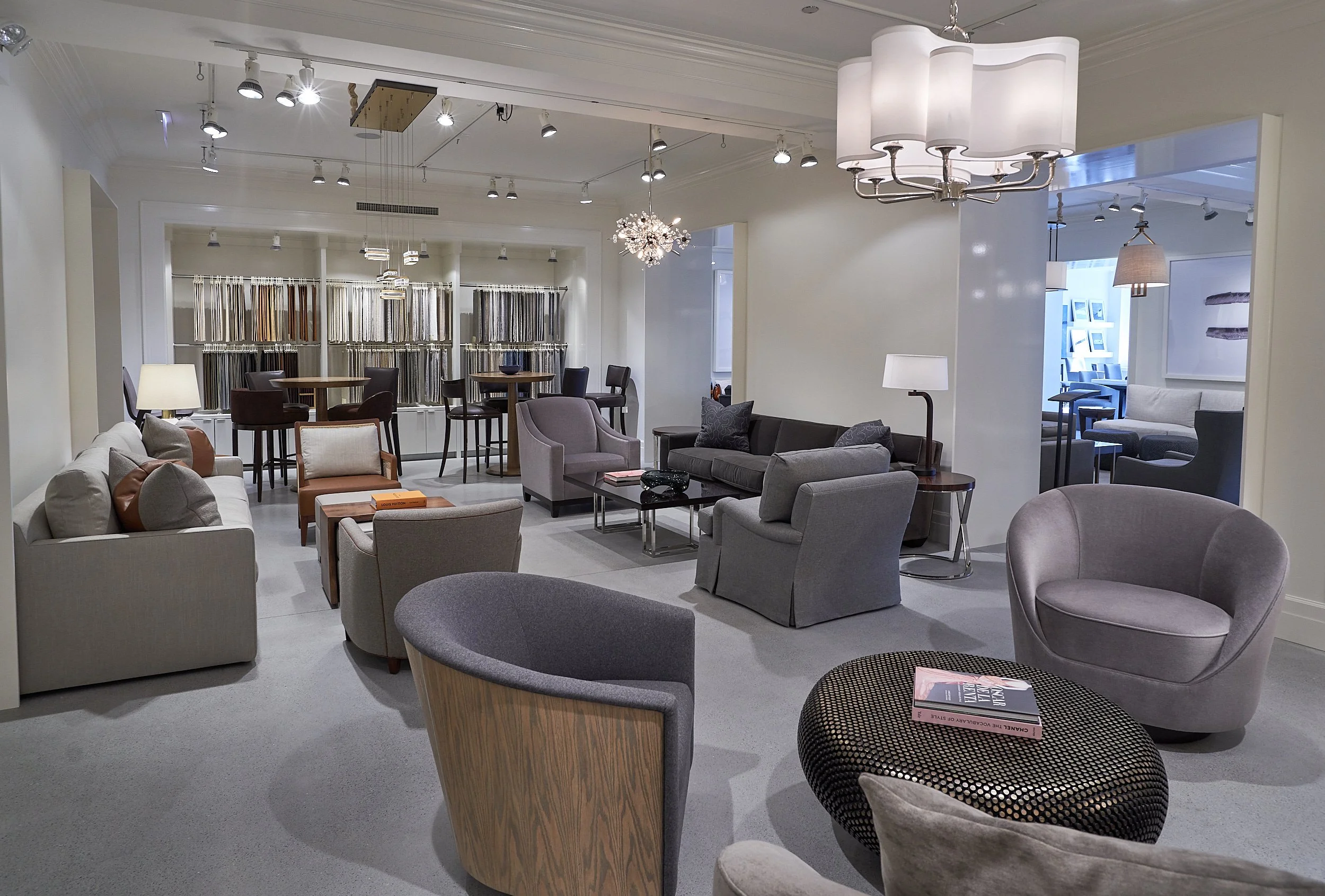 show-room-interior -merchandise-mart-chicago-evanspencer-furniture-themart-architectural-photography-marcel-page 24.jpg