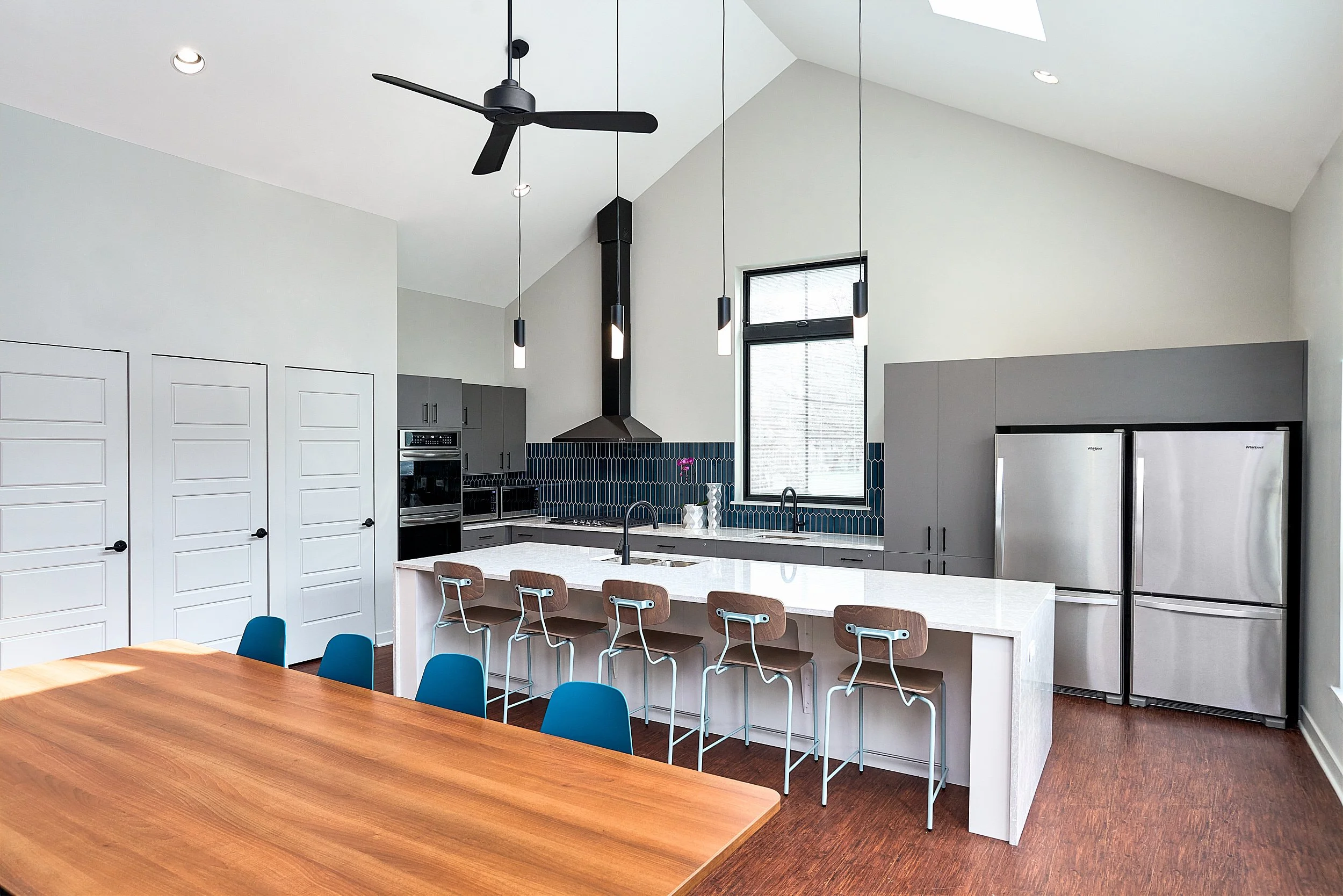 chicago-modern-house-blue-paint-walls-bar-architectural-photography-home-interior-design-marcelpage.jpg 11.jpg