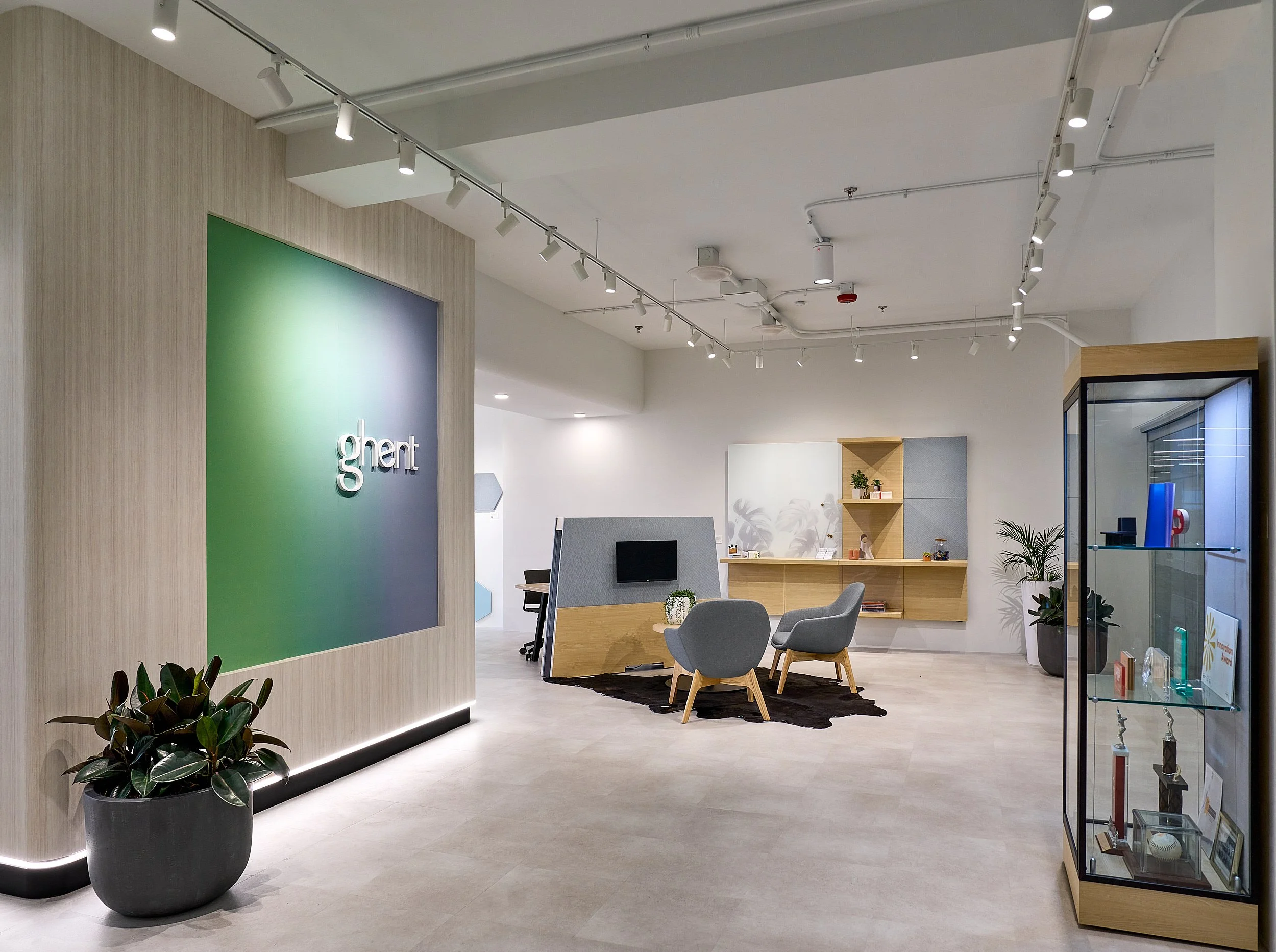 merchandisemart-ghent-show-room-interior-office-furnniture-e-design-retaile--architectural-photography-marcel-page 2.jpg