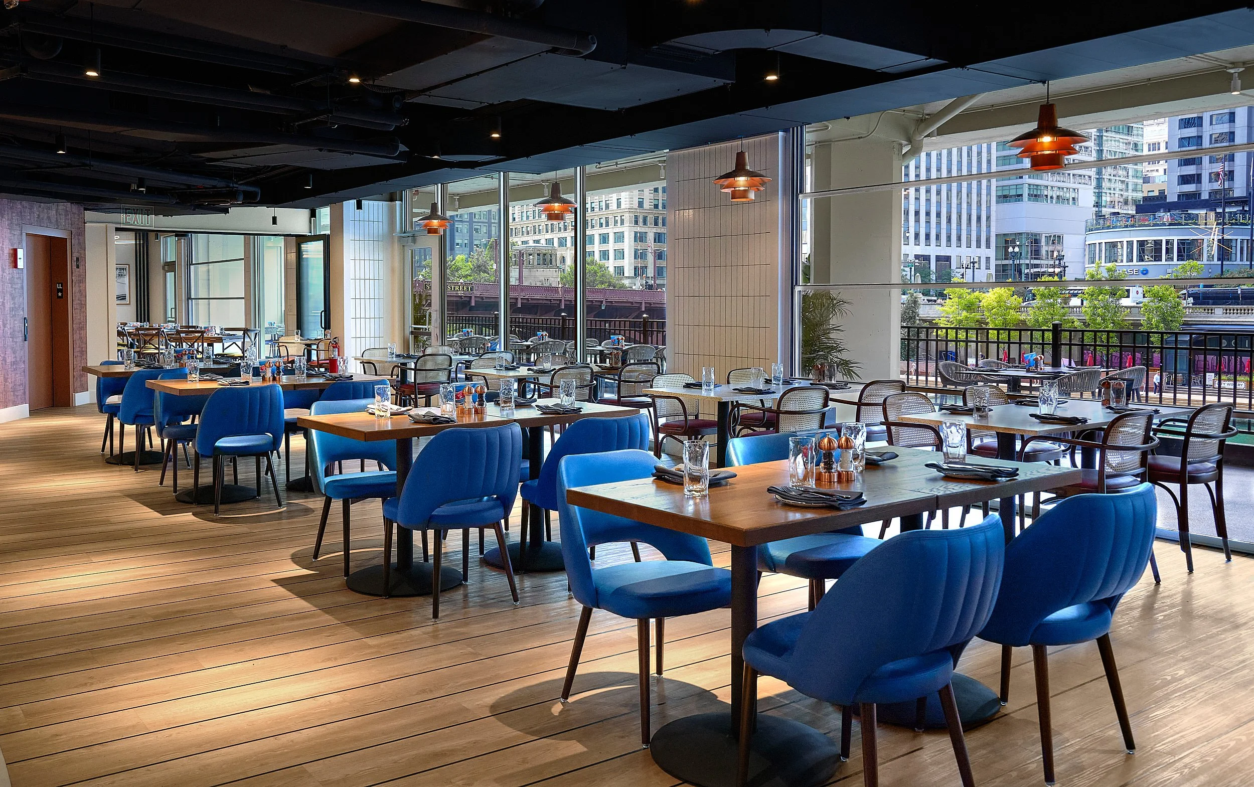 chicago-rivereast-resturant-commercial-seafood-legalseafood-exterior-interior -hospitality-chicago-architectural-photography-marcel-page 9.jpg