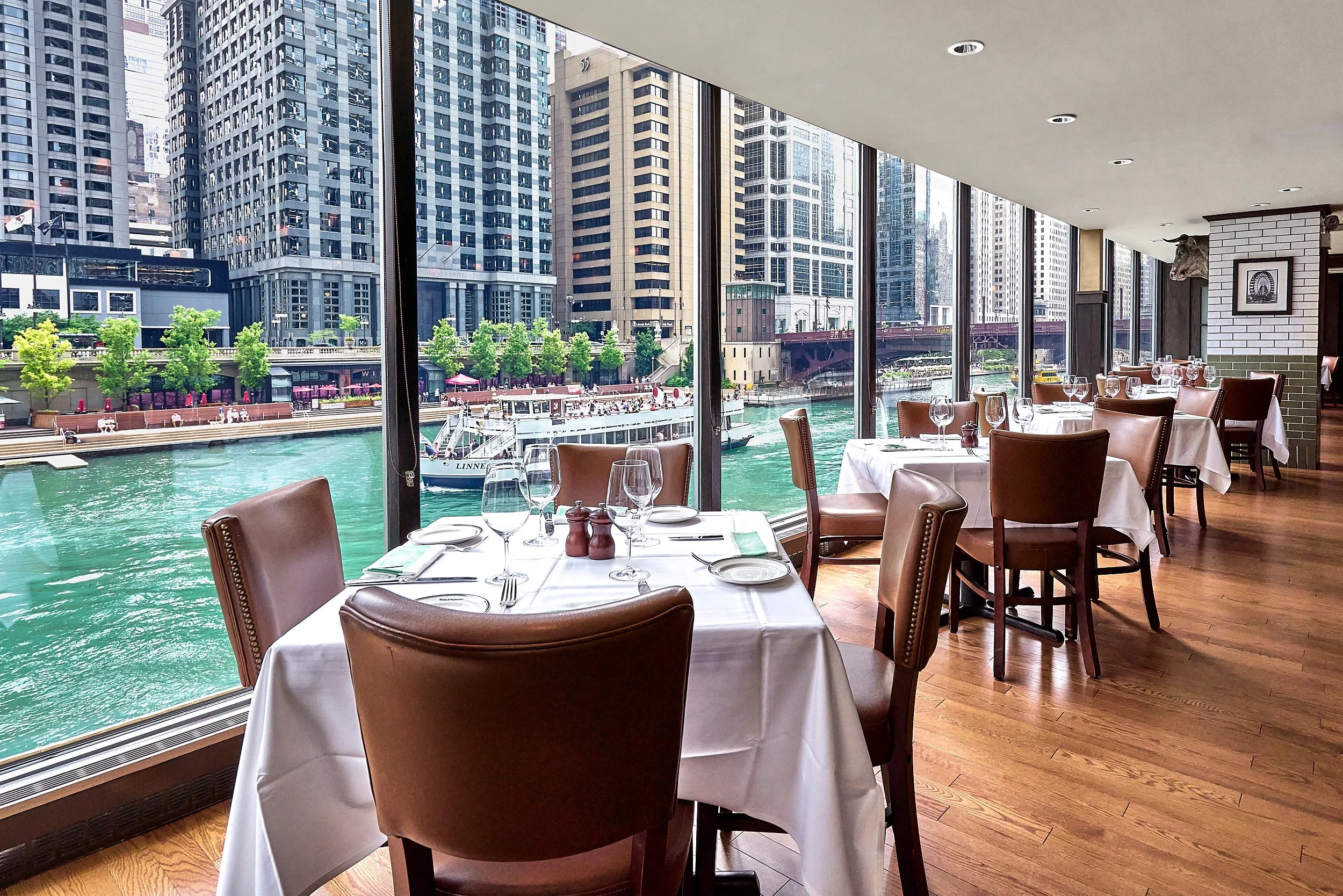 chicago-riverfront-resturant-commercial-smith-wollenski-steakhouse-exterior-interior -hospitality-chicago-architectural-photography-marcel-page 3.jpg