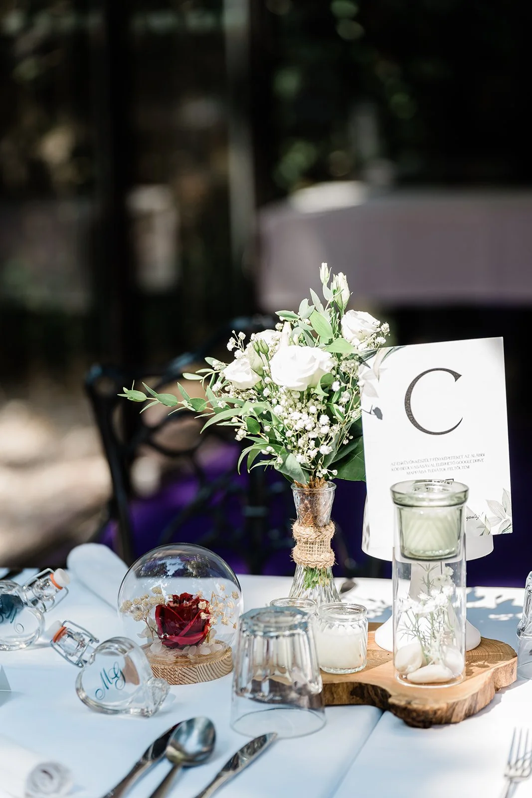 esküvői asztaldekor virágcsokorral és névtáblákkal