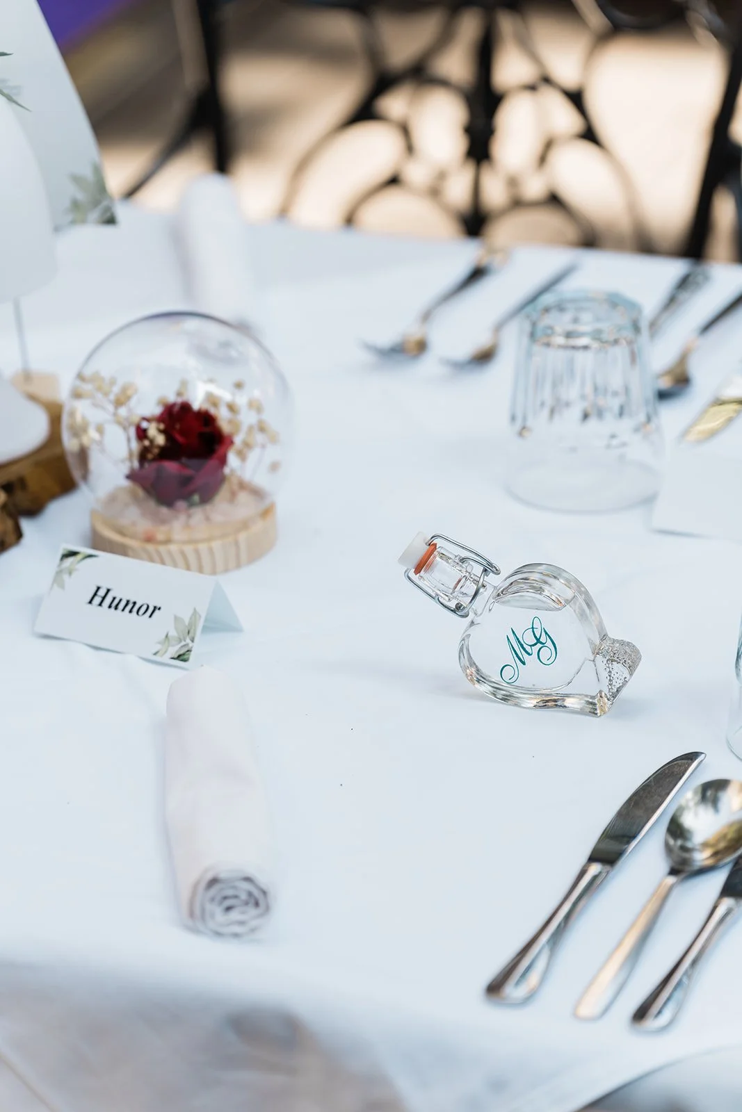 esküvői asztaldekor virágcsokorral és névtáblákkal