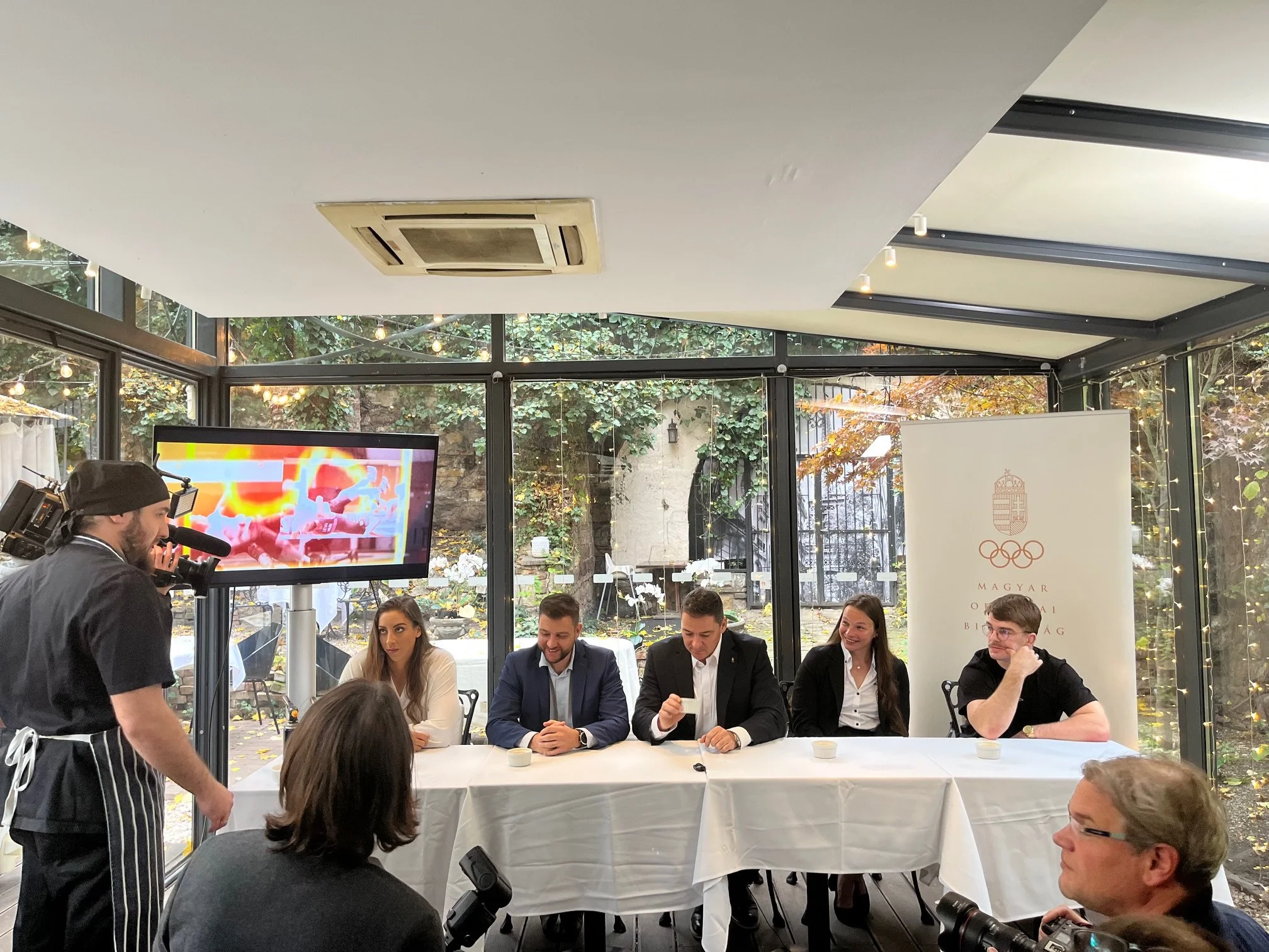 céges rendezvény forgatással az üvegházban kertre néző kilátással