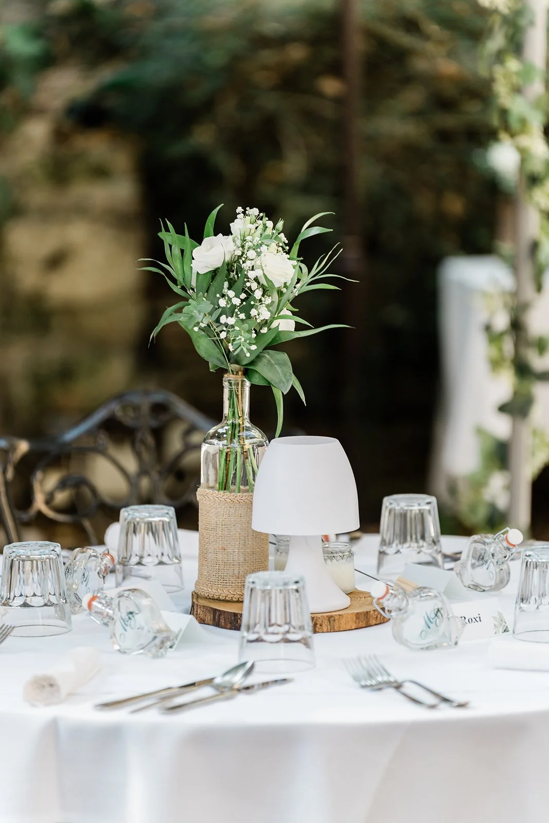 esküvői asztaldekor virágcsokorral és névtáblákkal