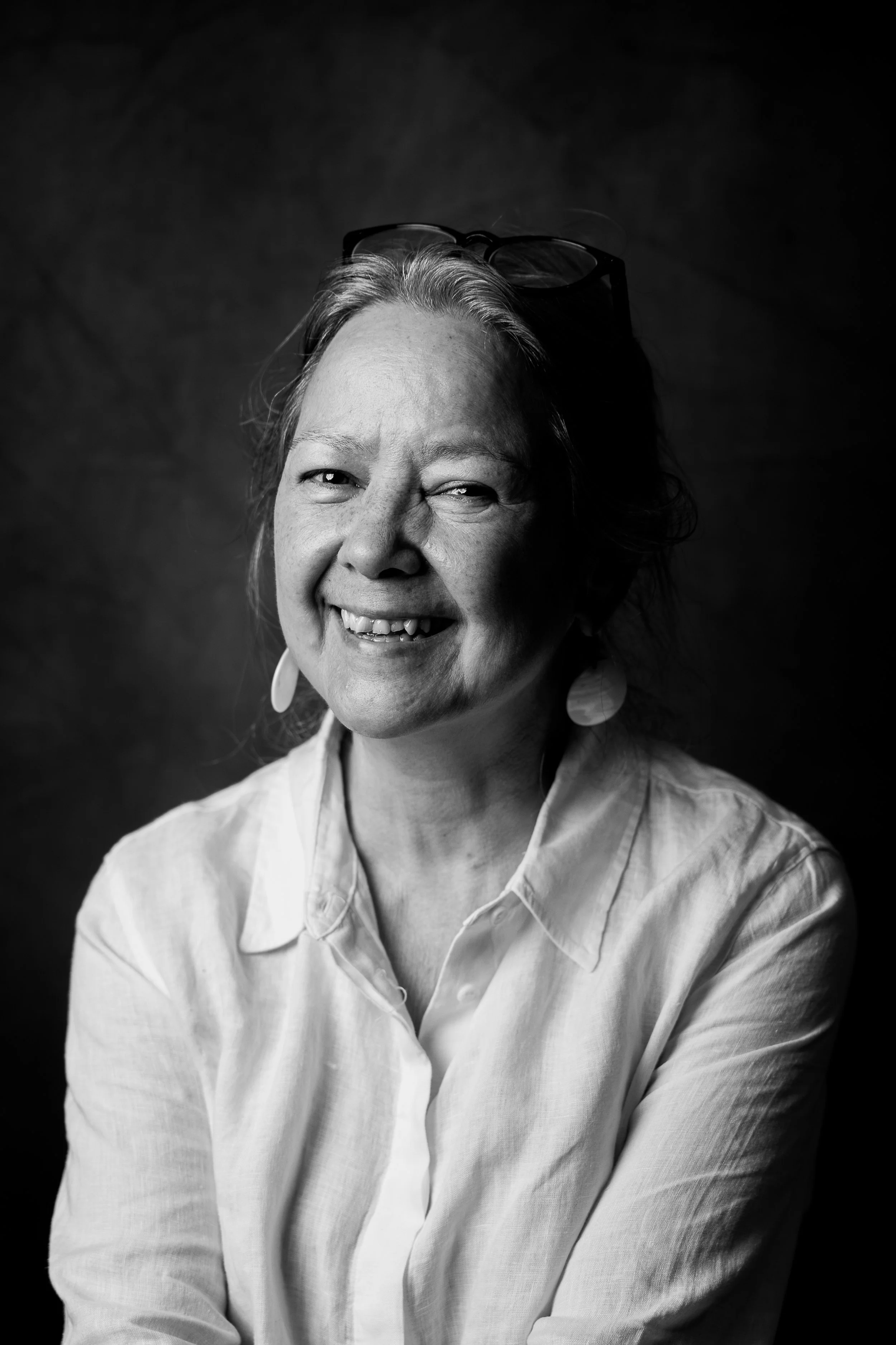 Portret van Linda van Braam, deelnemer aan Lagu Jiwa, bij de portretgalerij over Indische, Indonesische en Molukse roots.