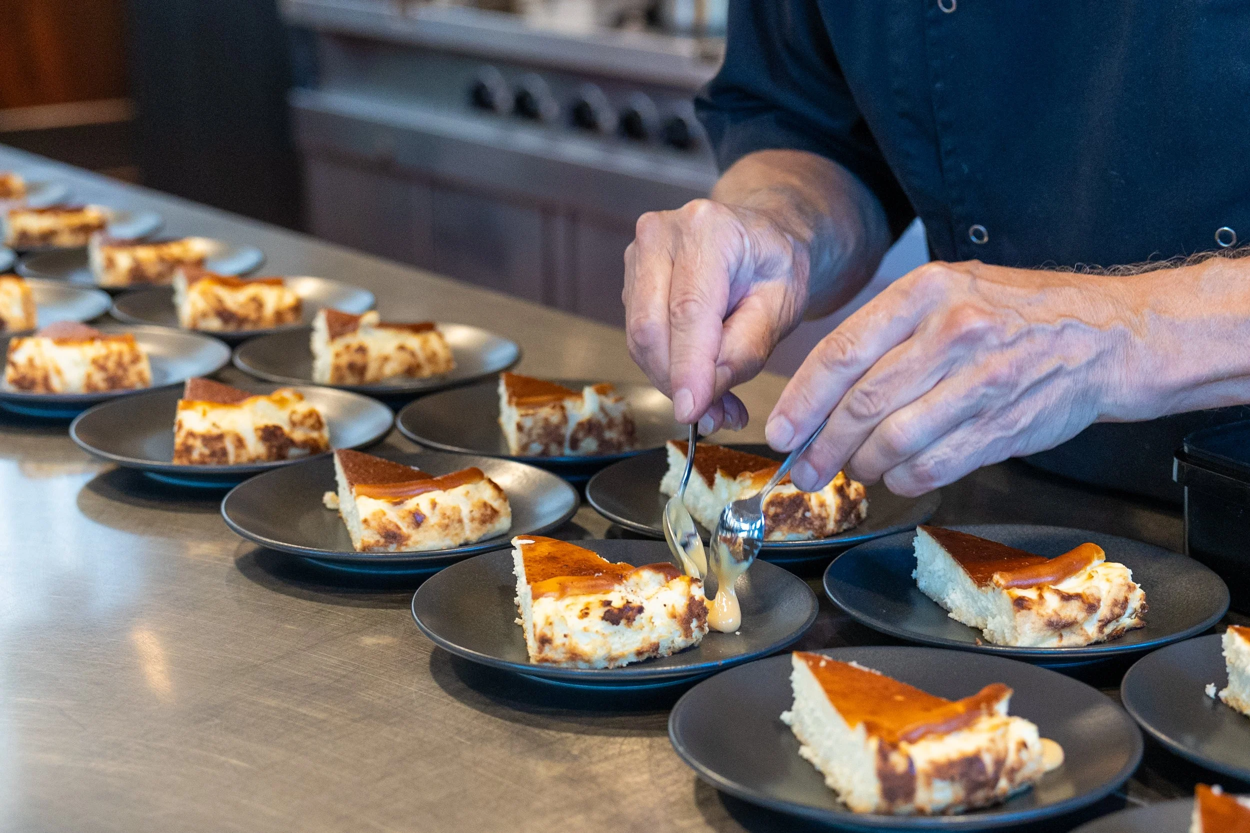 Kok serveert desserts tijdens cateringopdracht