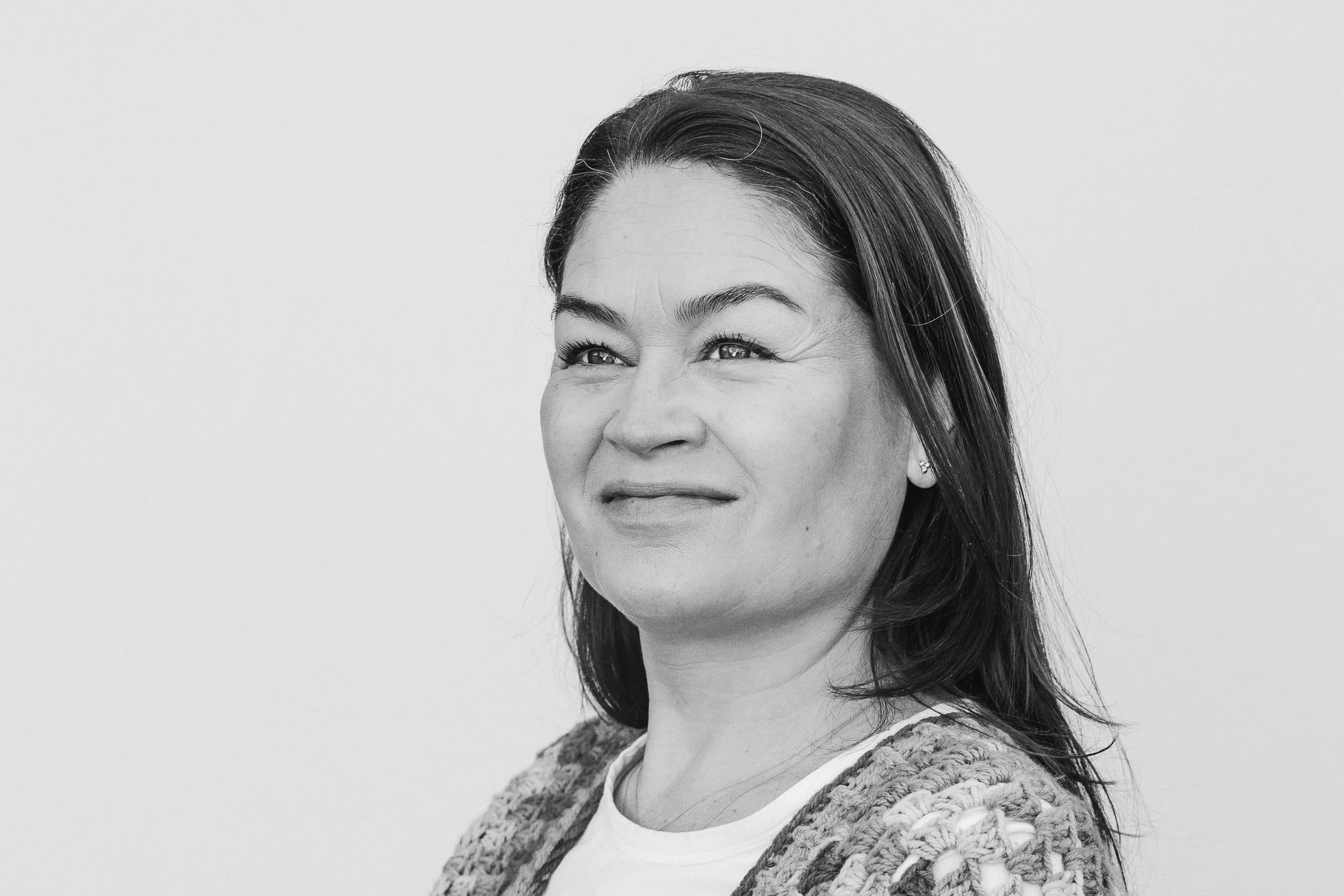 Professioneel zwart-wit portret van een vrouw tijdens een zakelijke fotosessie voor personal branding.
