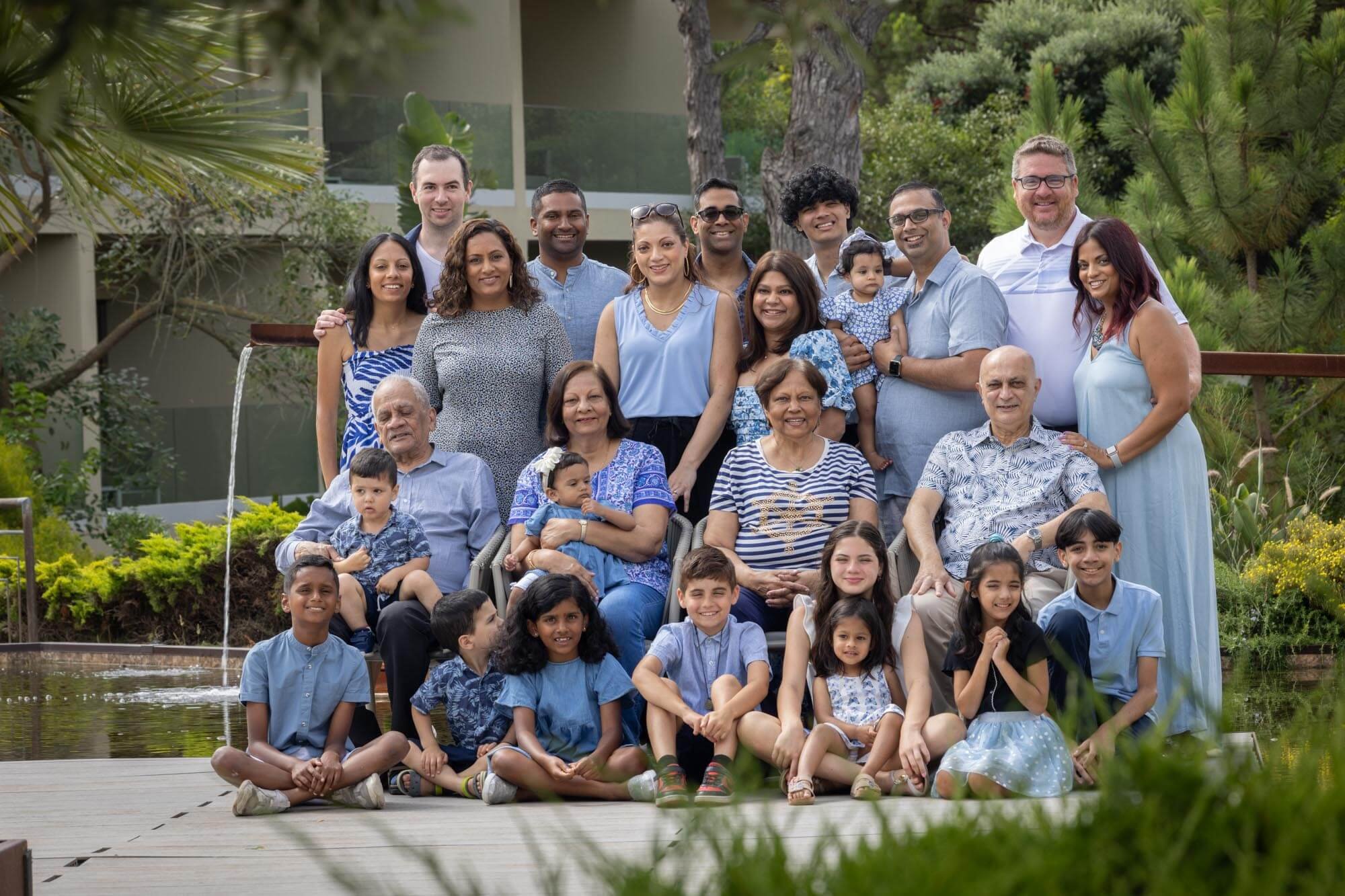 Big family group posing for a photographer in Cascais hotel.