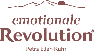Logo der emotionalen Revolution mit Bergsilhouette und Autorin Petra Eder-Kühn