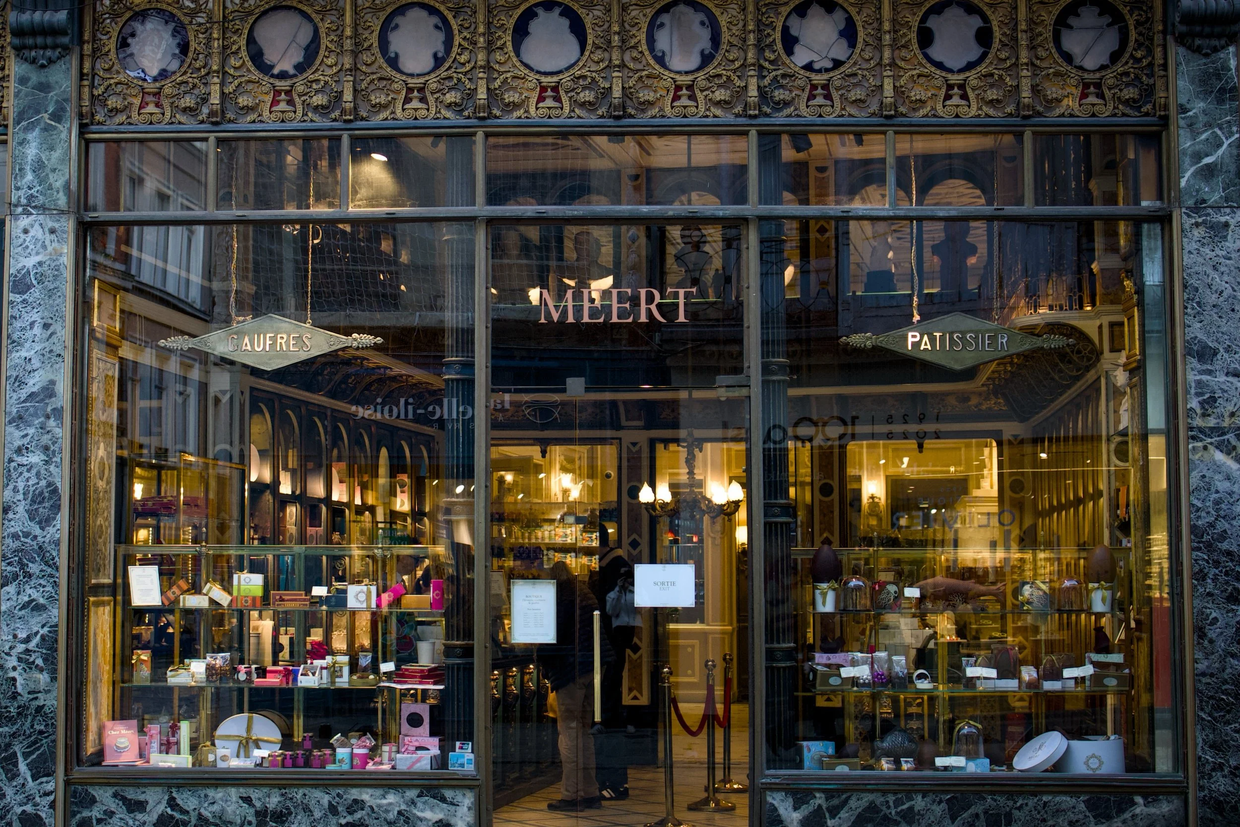 Luxury boutique window photography – Meert Lille with elegant pastry display