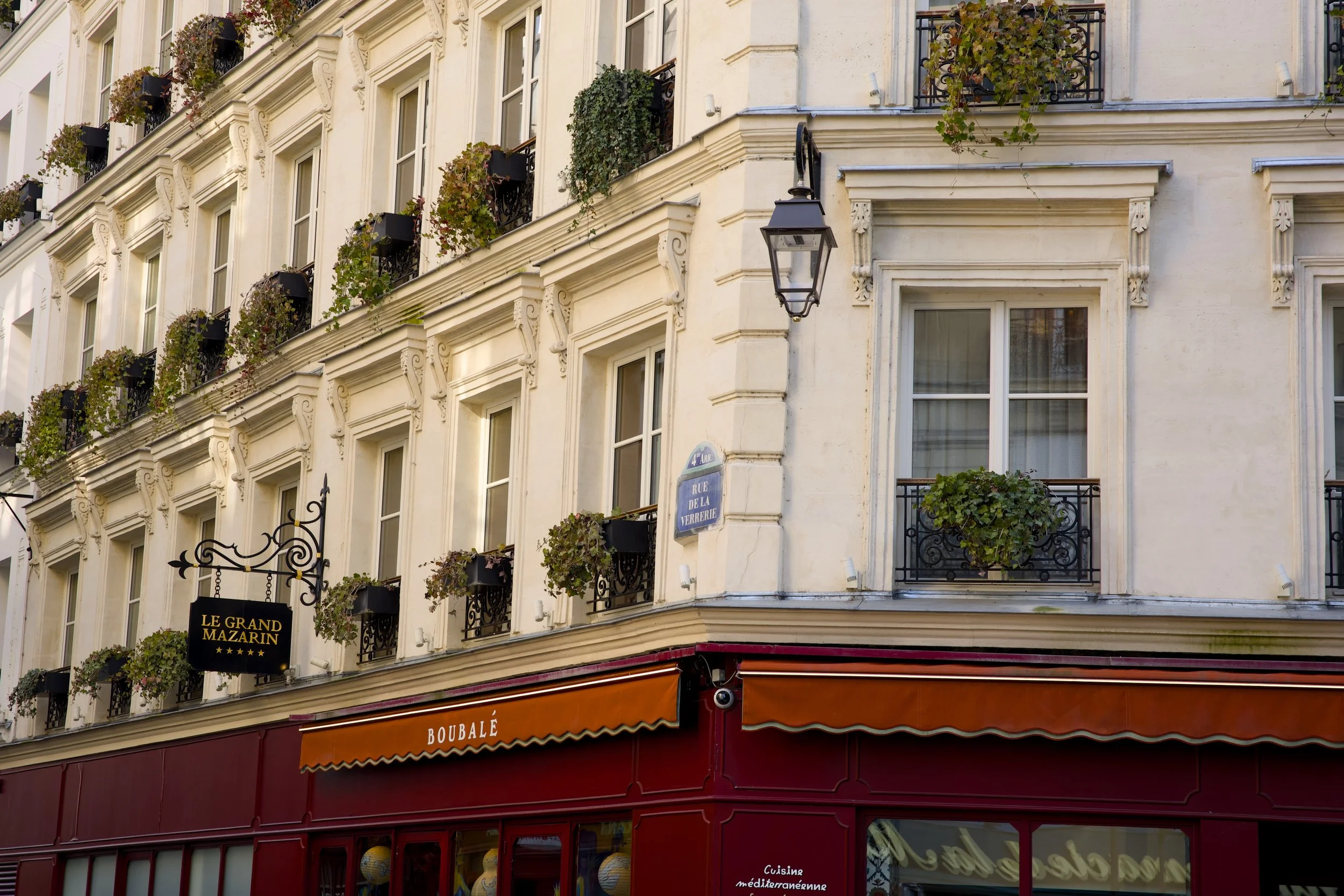 Luxury 5-star hotel photography Paris – elegant facade in the heart of the city