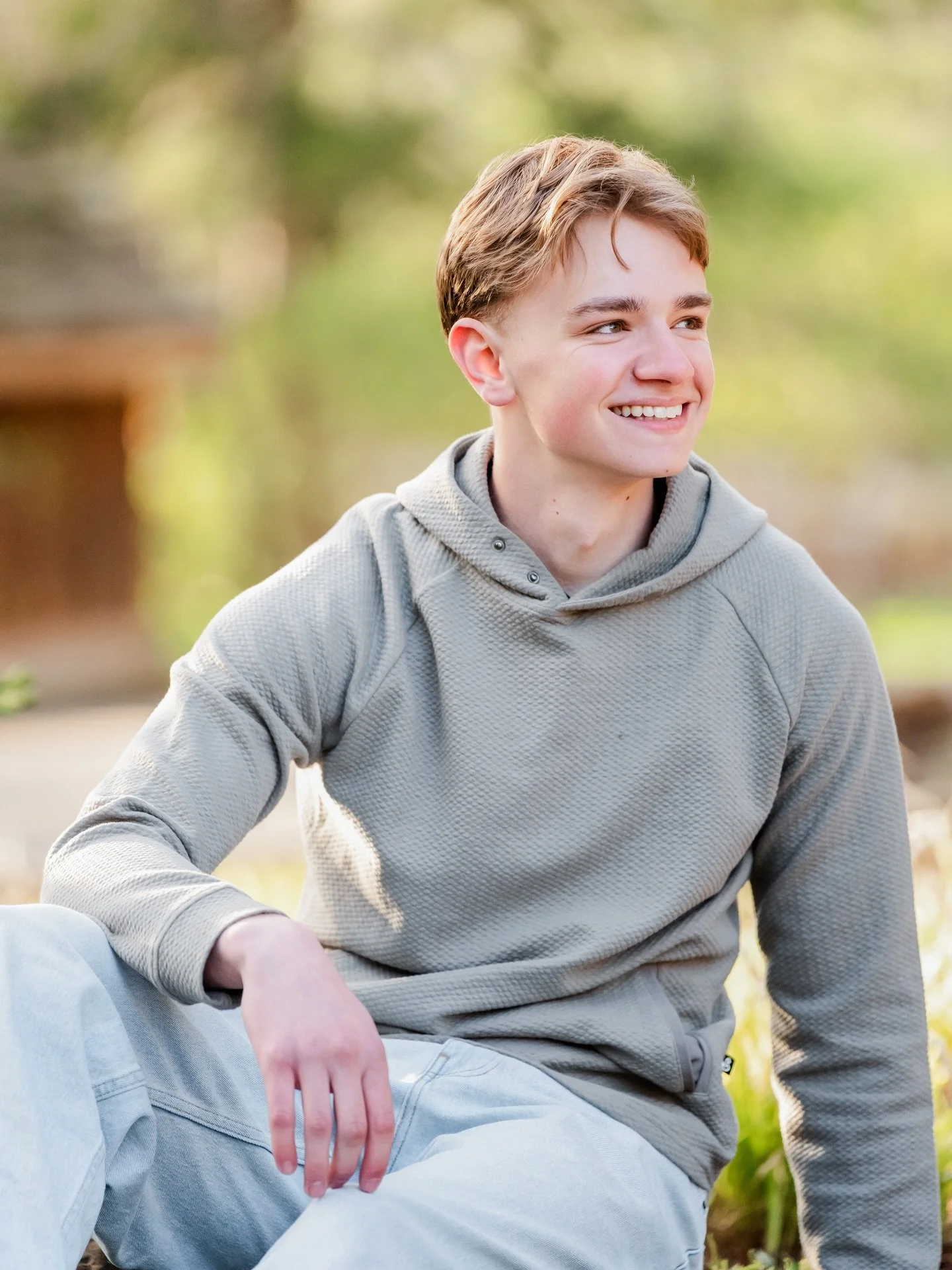 Jack&rsquo;s senior session at @inniswoodsmetrogardens was the perfect mix of laid-back and unforgettable. Between the natural backdrops, golden light, and a few laughs along the way, he made this session completely his own. Senior year looks good on
