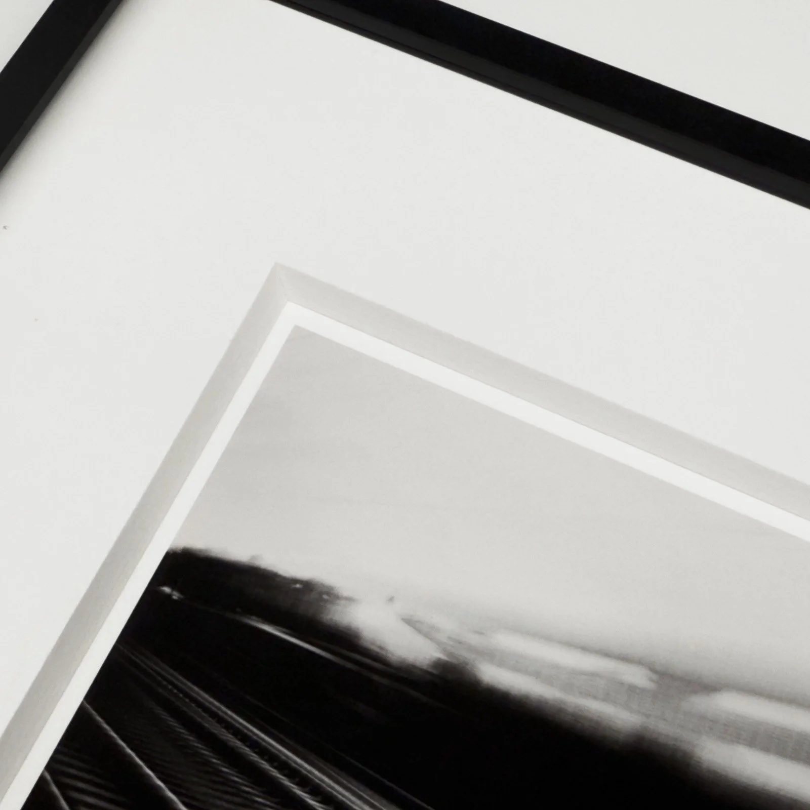 SBB Rapperswil S5 - Bild aus dem Zug von Klaus Hoffmann Fotograf - HALBE Magnetrahmen mit Pigmentprint und 3mm Passepartout