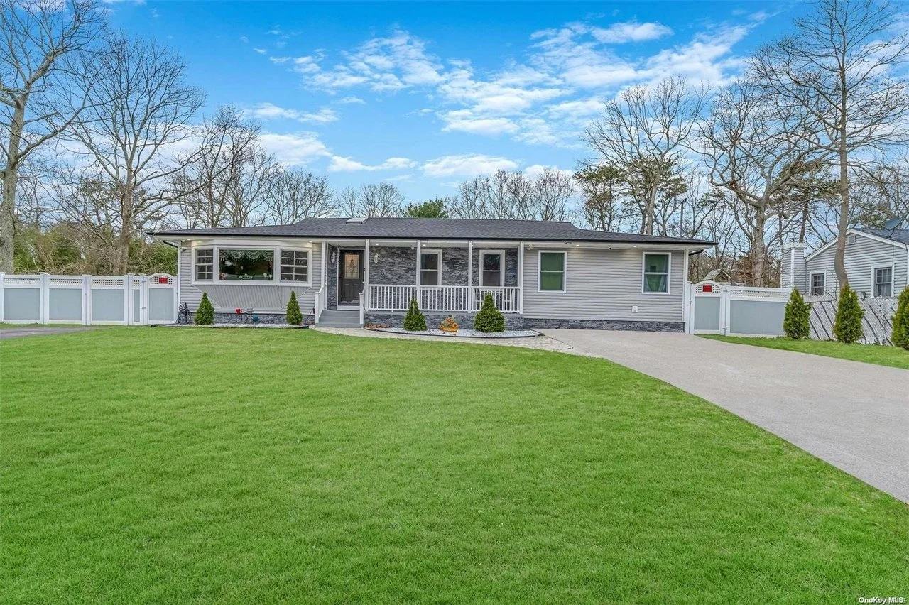 8 Caroline St Medford NY 11763