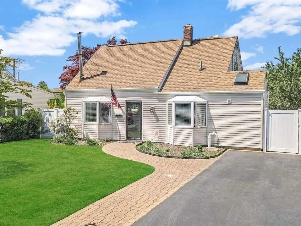 31 Old Farm Rd Levittown NY 11756