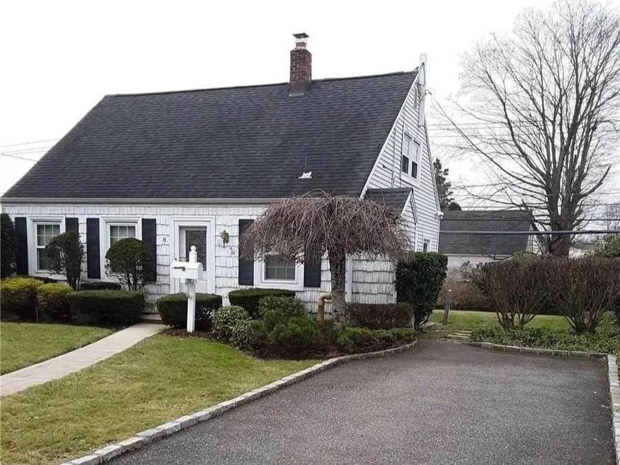 8 Dogwood Ln Levittown NY 11756