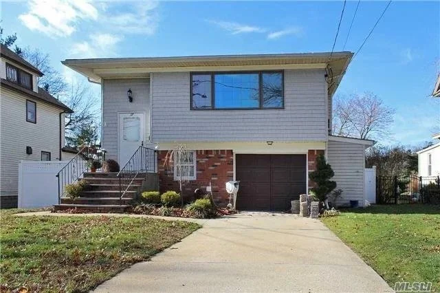 17 Stevens Ave N Merrick NY 11566