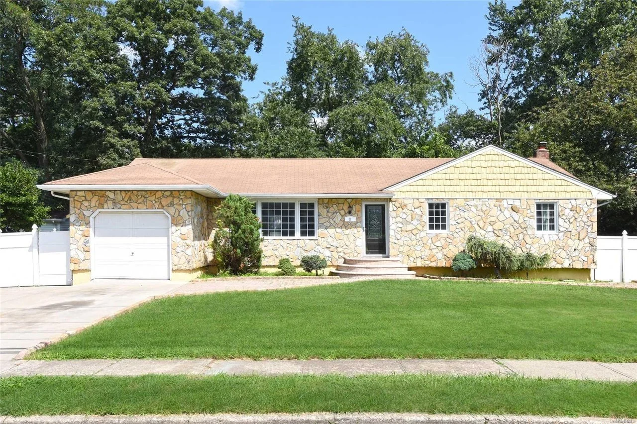 71  Sammis Ave Deer Park NY 11729
