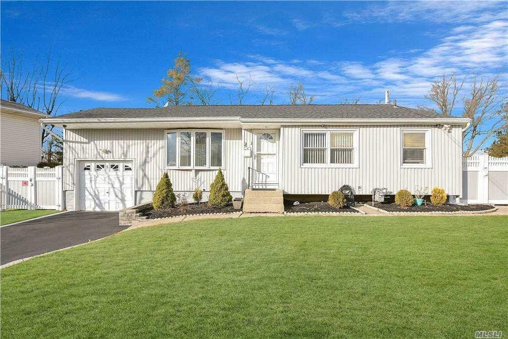 5 Deepdale Dr Brentwood NY 11717