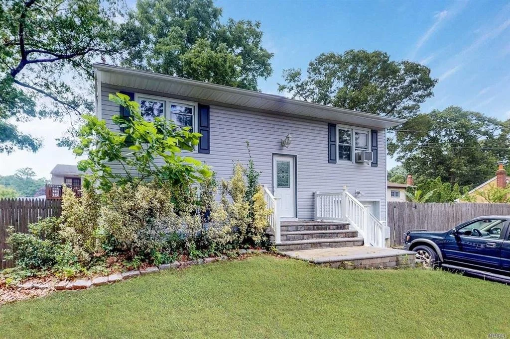 6 Potter St Centereach NY 11720