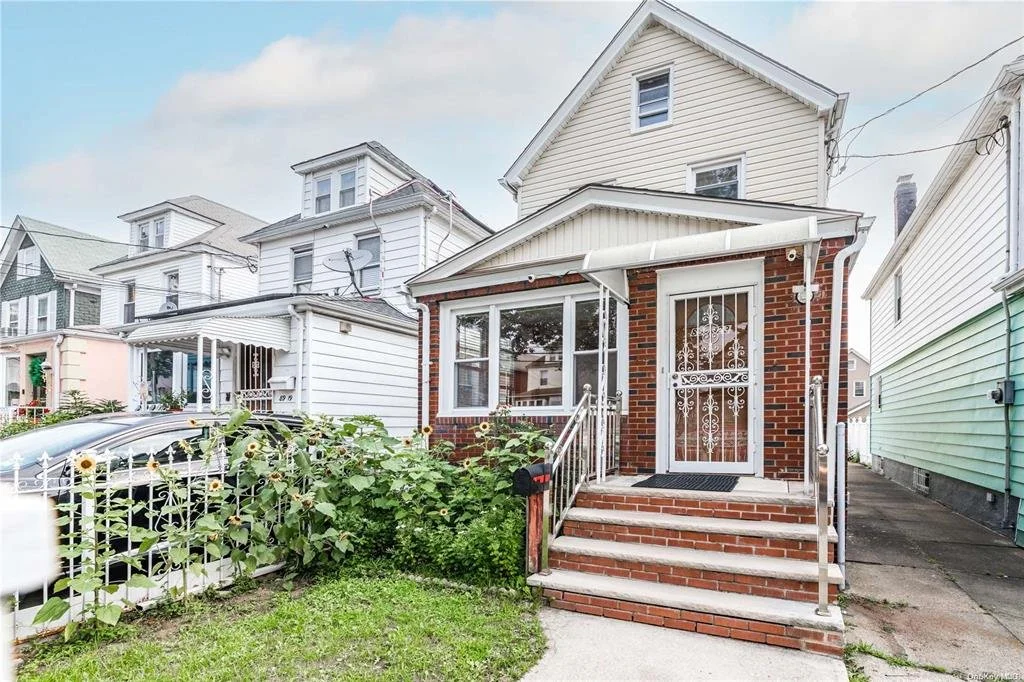 8923 202nd St Hollis NY 11423