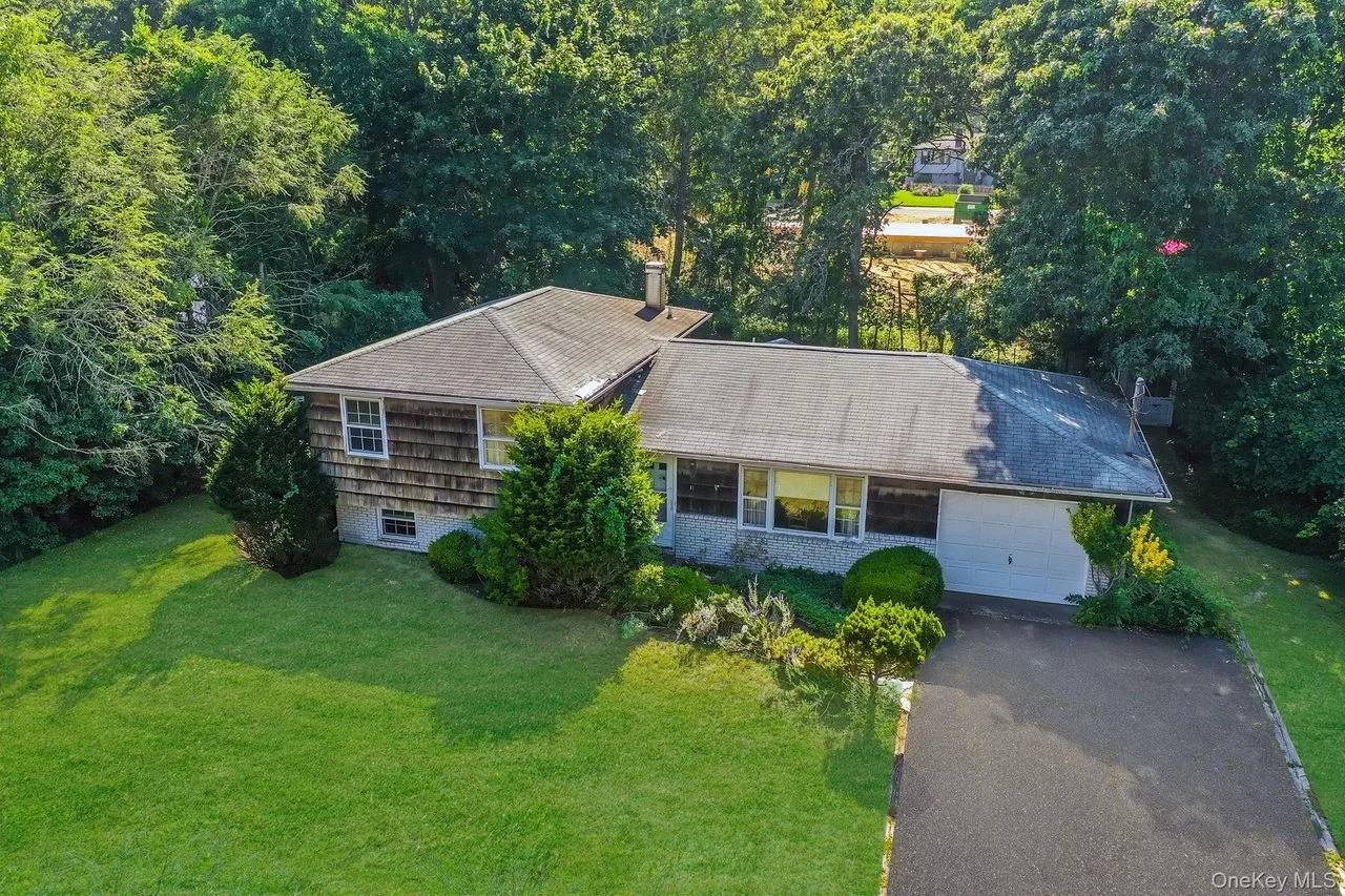 23 One Old Squiretown Rd Hampton Bays NY  11946