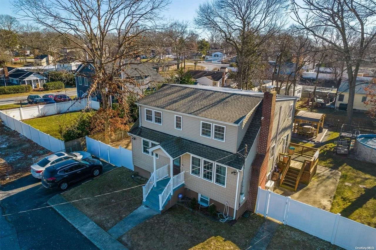 238 Seminole St Ronkonkoma NY 11779