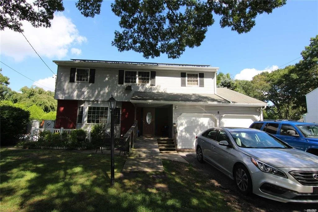 5 Roman Ct Lake Grove NY 11755