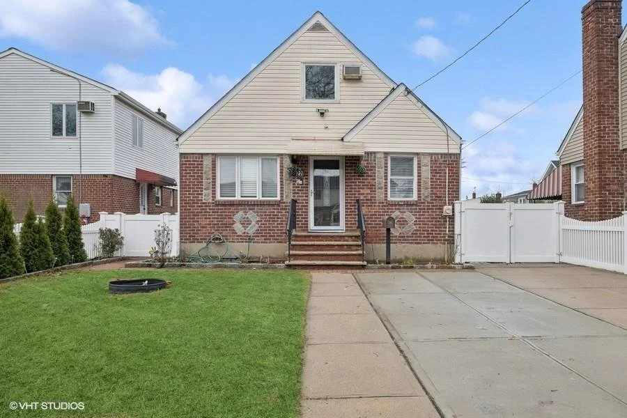 22 Cherry Ln Carle Place NY 11514