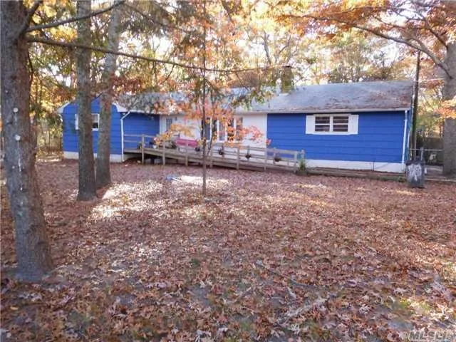 319 Oak Ave Riverhead NY 11901