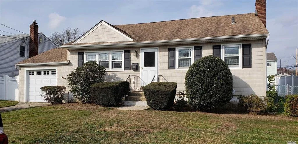 527 Heathcote Rd Lindenhurst NY 11757