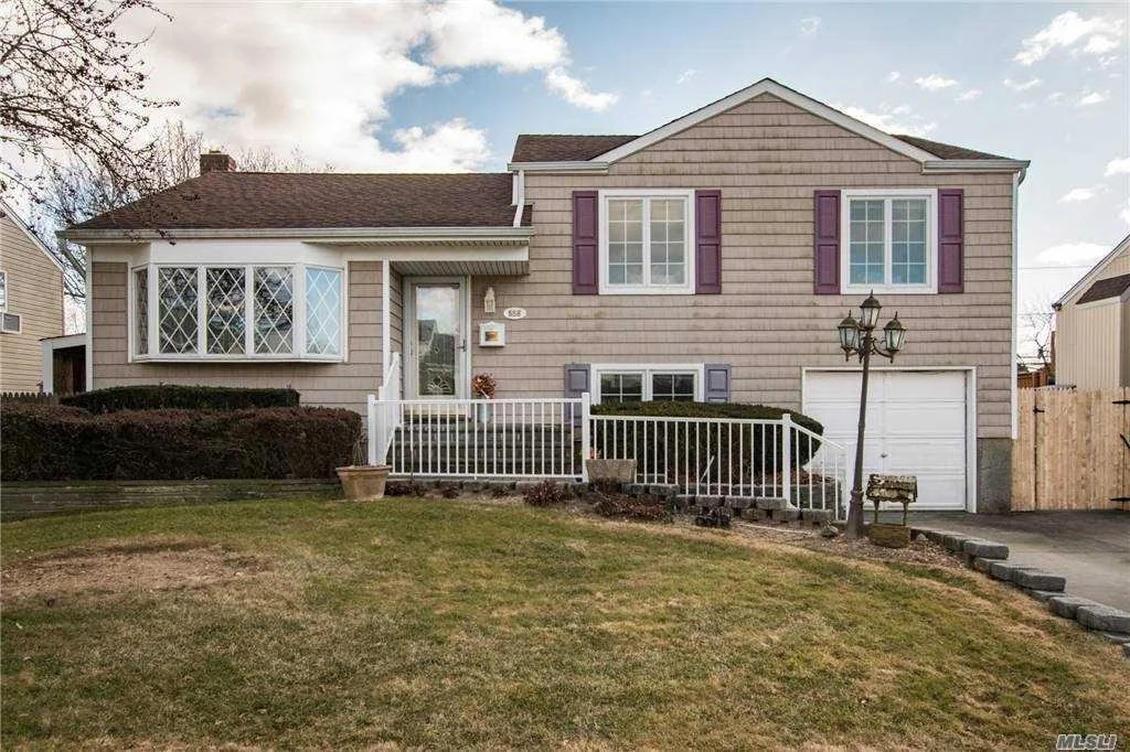 558 Syracuse Ave Massapequa NY 11758