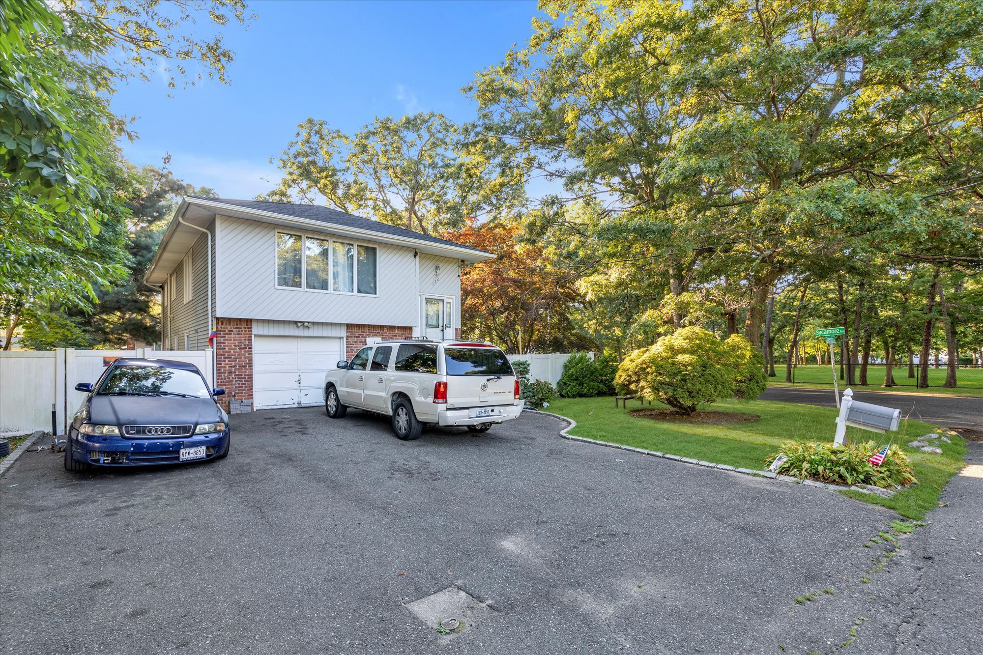 122 Clarendon Rd Ronkonkoma NY 11749