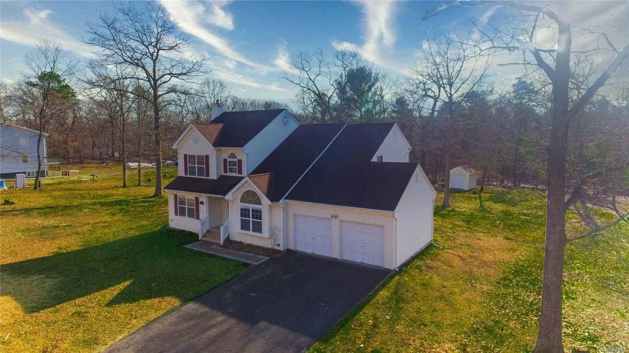 68 Barbara Ln Middle Island NY 11953