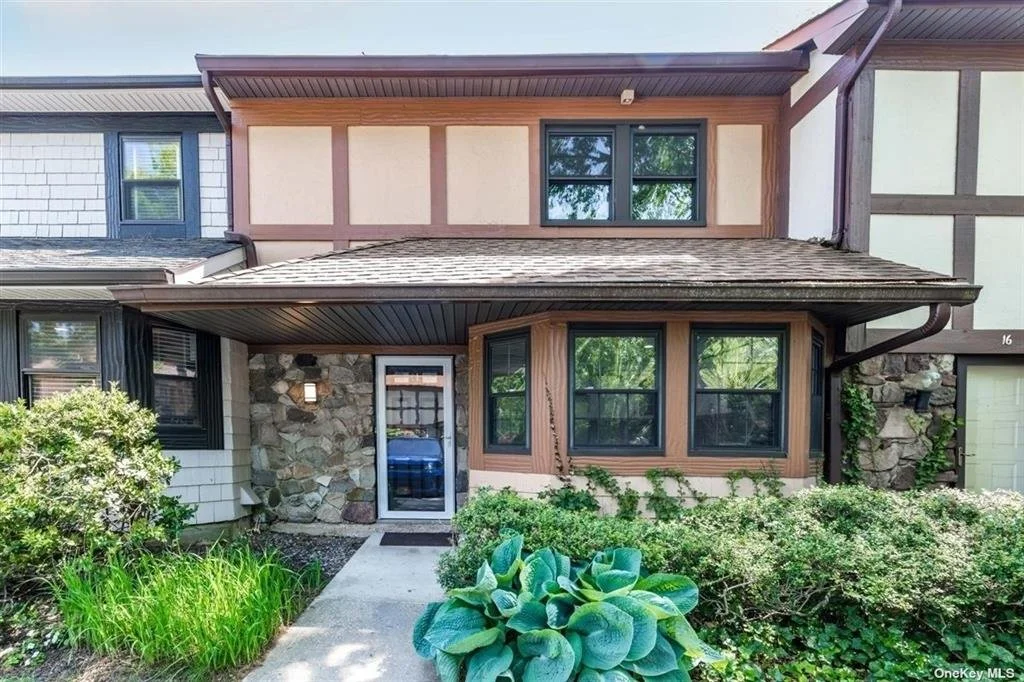 14 Hampton Way #96 Woodbury NY 11797