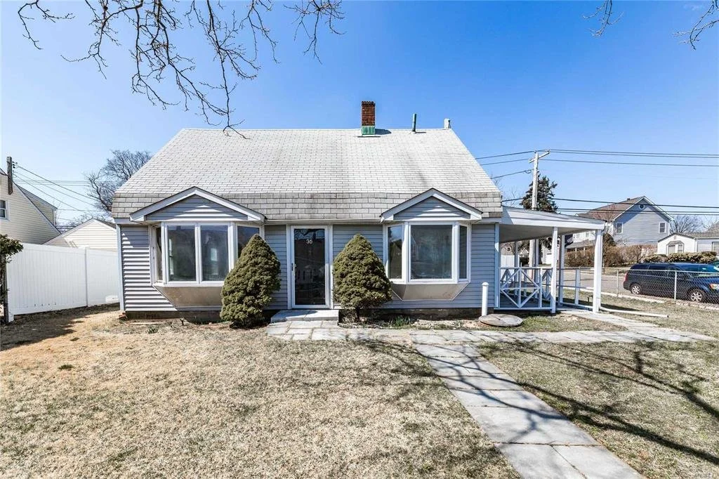 36 Valley Rd Levittown NY 11756
