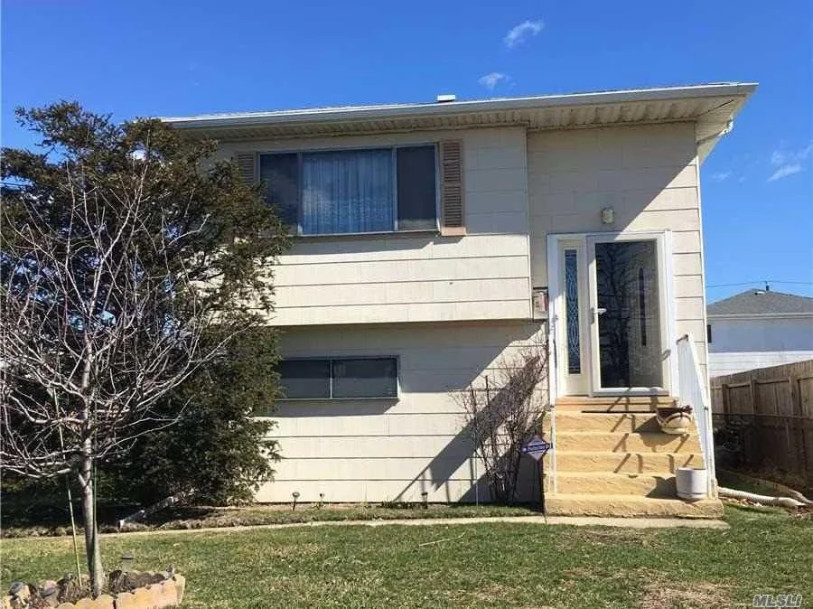 402 Granada Pkwy Lindenhurst NY 11757
