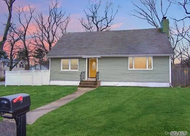 21 Pinegrove Ave Medford NY 11763