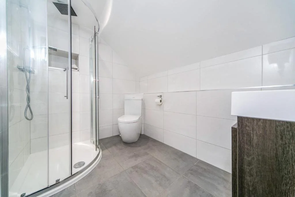 Big, modern bathrooms available