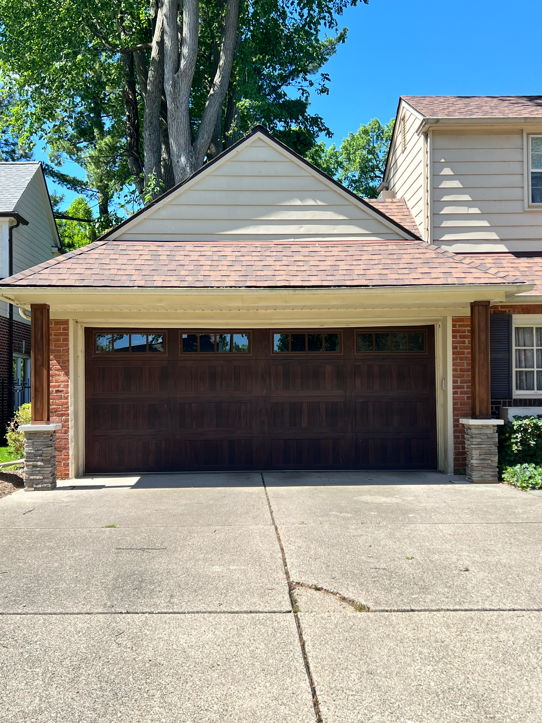 AFTER - Stone-based cedar columns