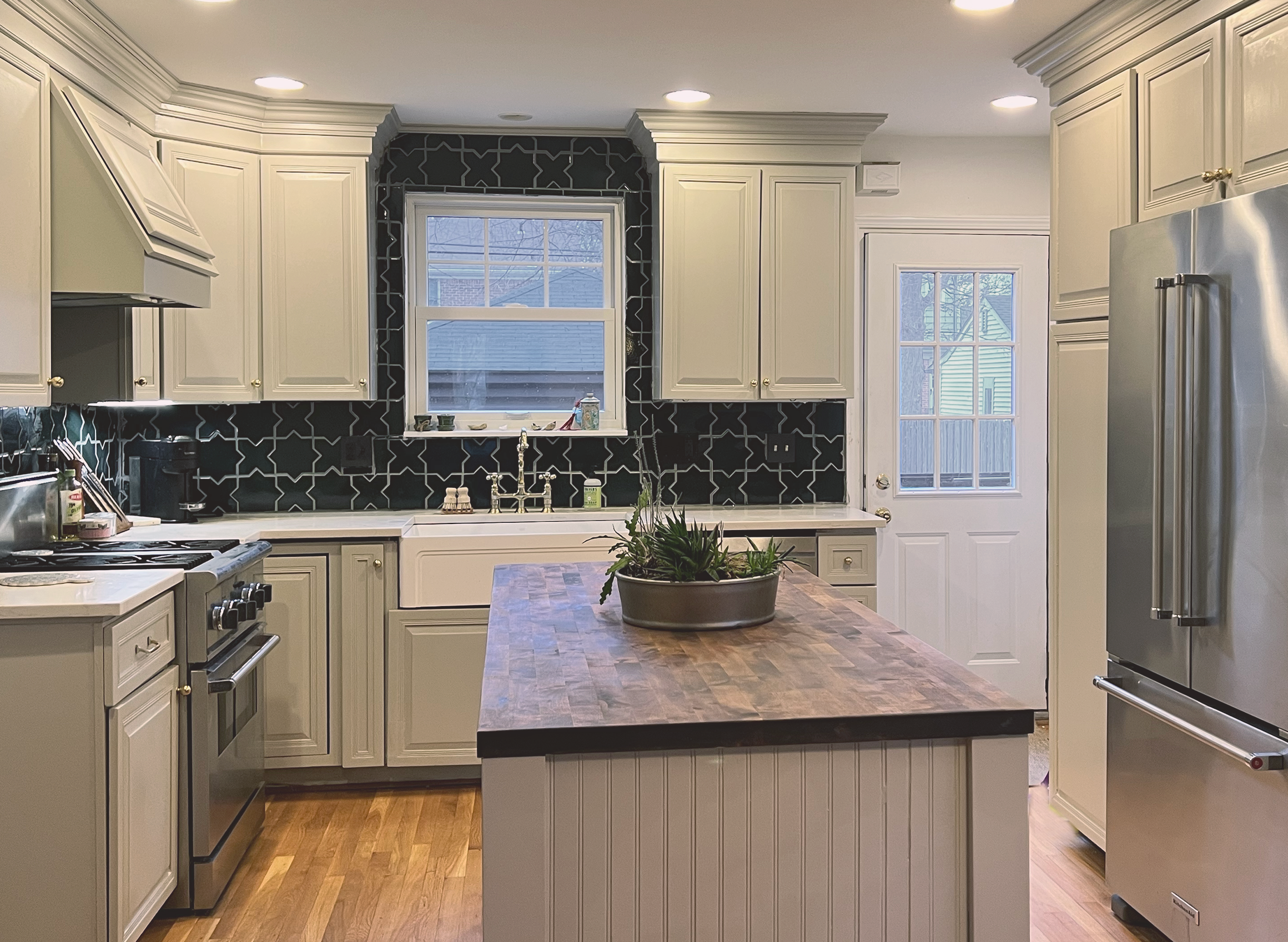 AFTER - Full three-step kitchen crown molding replacement with custom-milled pieces and a new fully-custom stove hood.