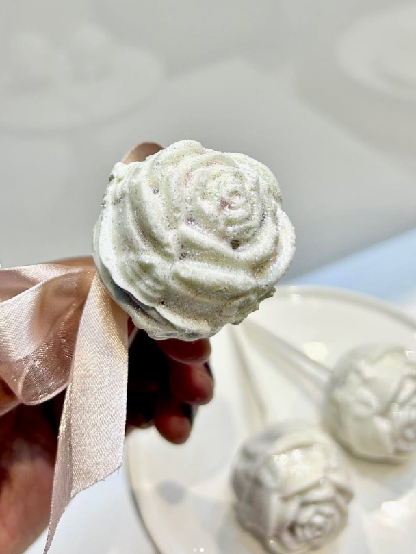wedding cake pop.png