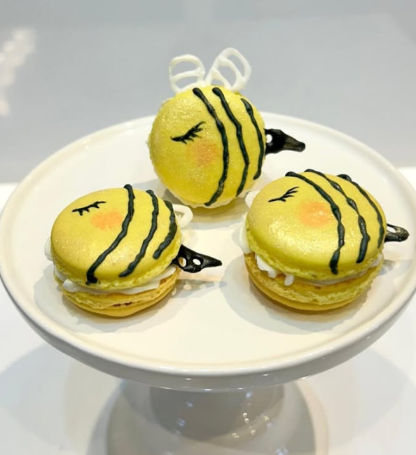 bee macaron.png