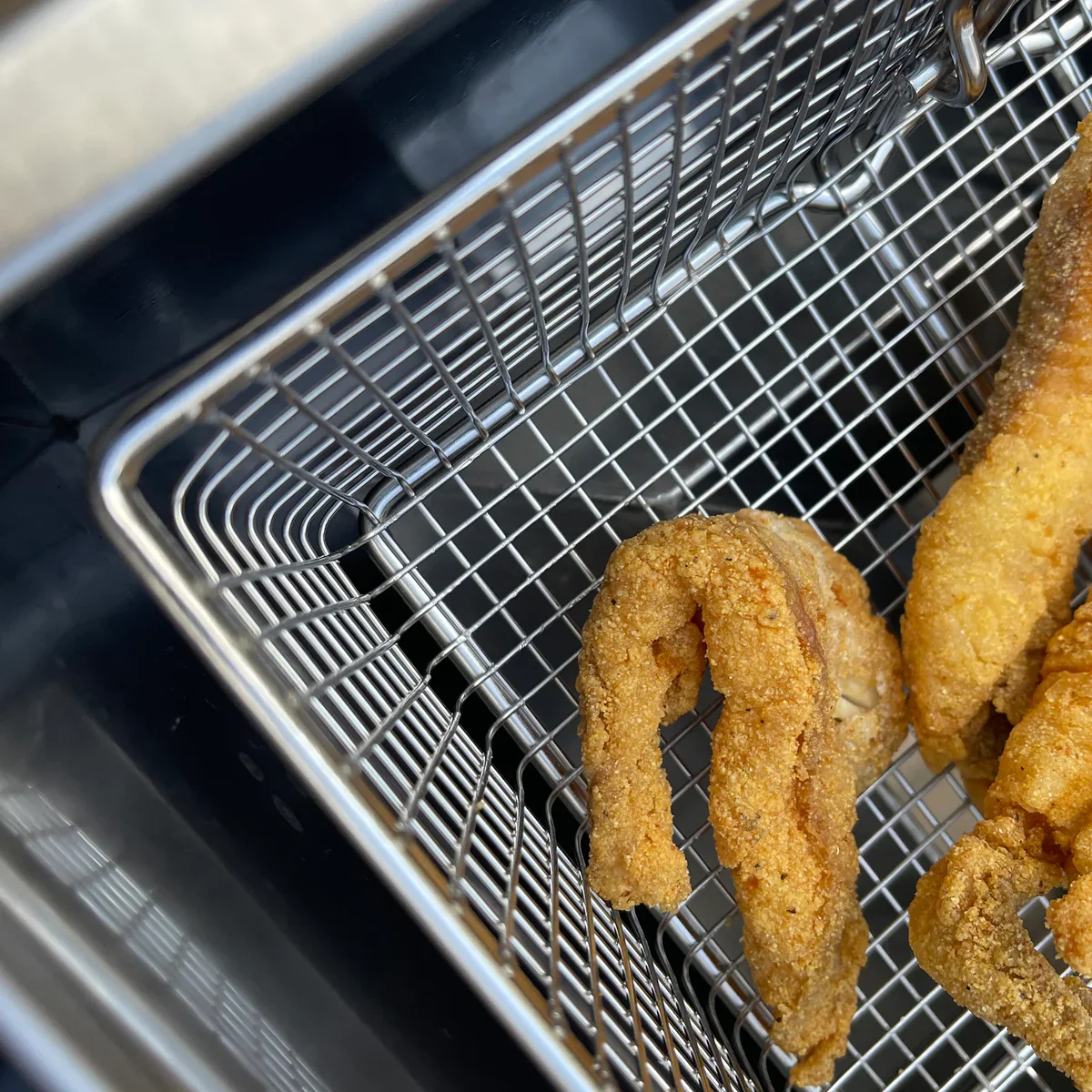 700-727_close_up_of_basket_fried_fish.webp
