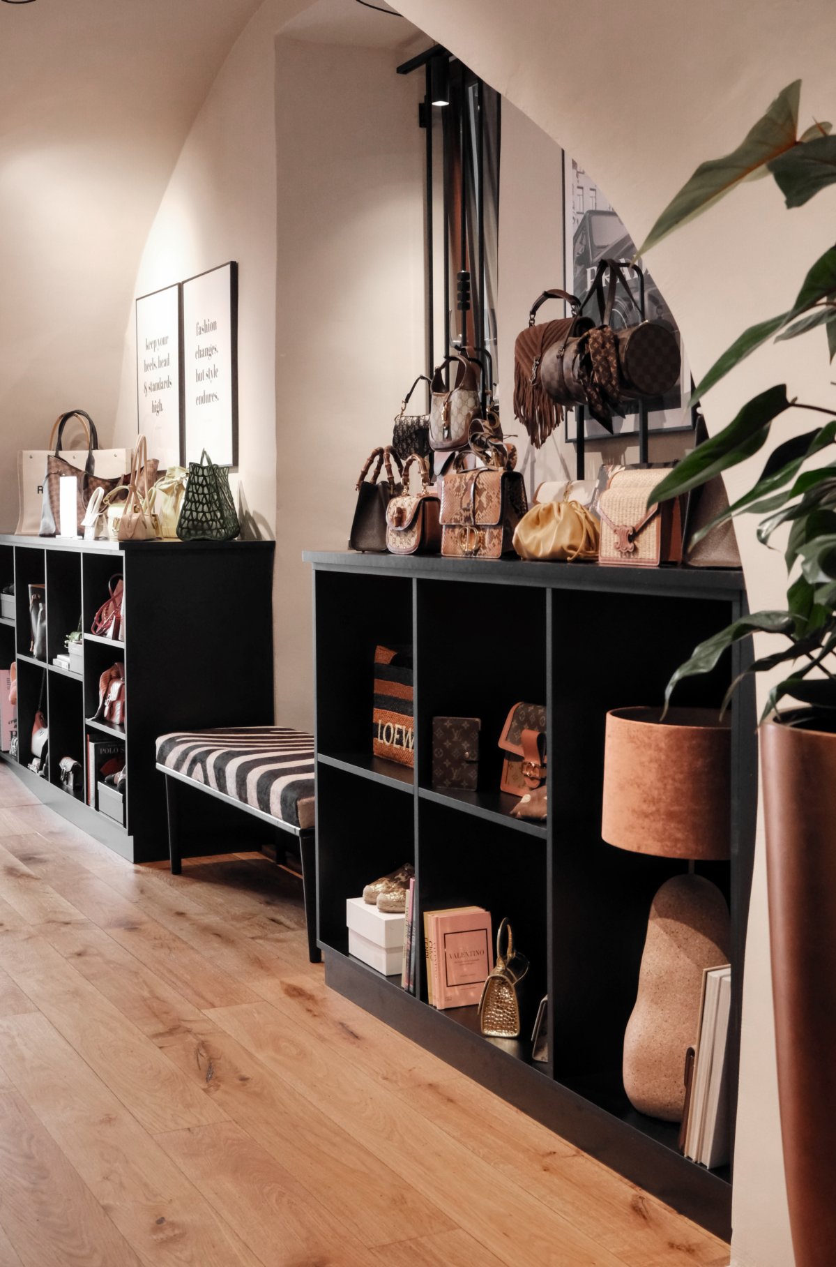 Regal mit verschiedenen Handtaschen und Accessoires in einem Boutique-Shop