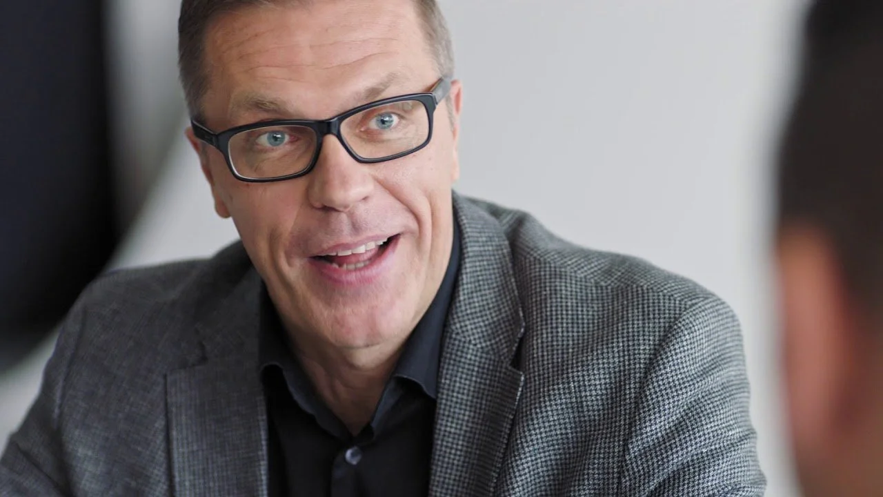 Jari Sarasvuo - Työnimi - Diak - ohjaaja Hamy Ramezan - Trust Shorts™