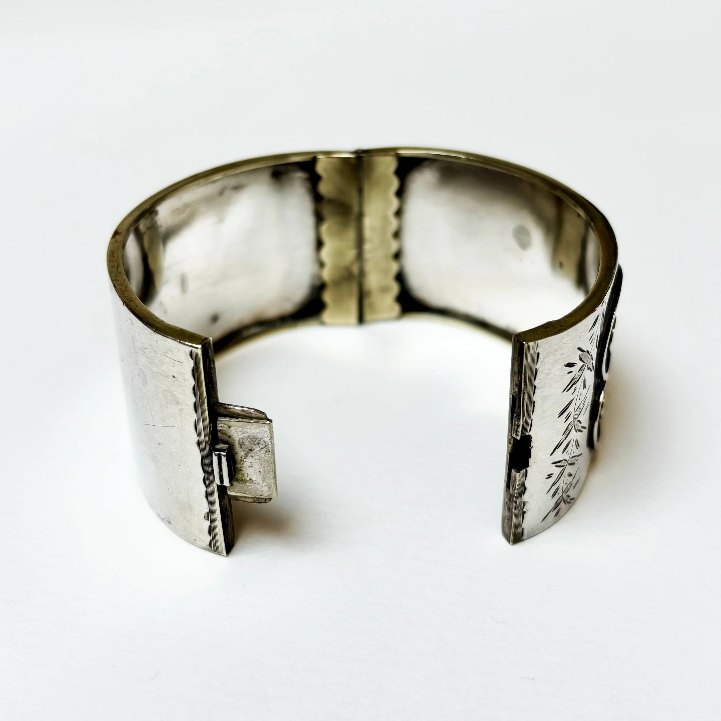 AEV002_silver cuff_10.jpg