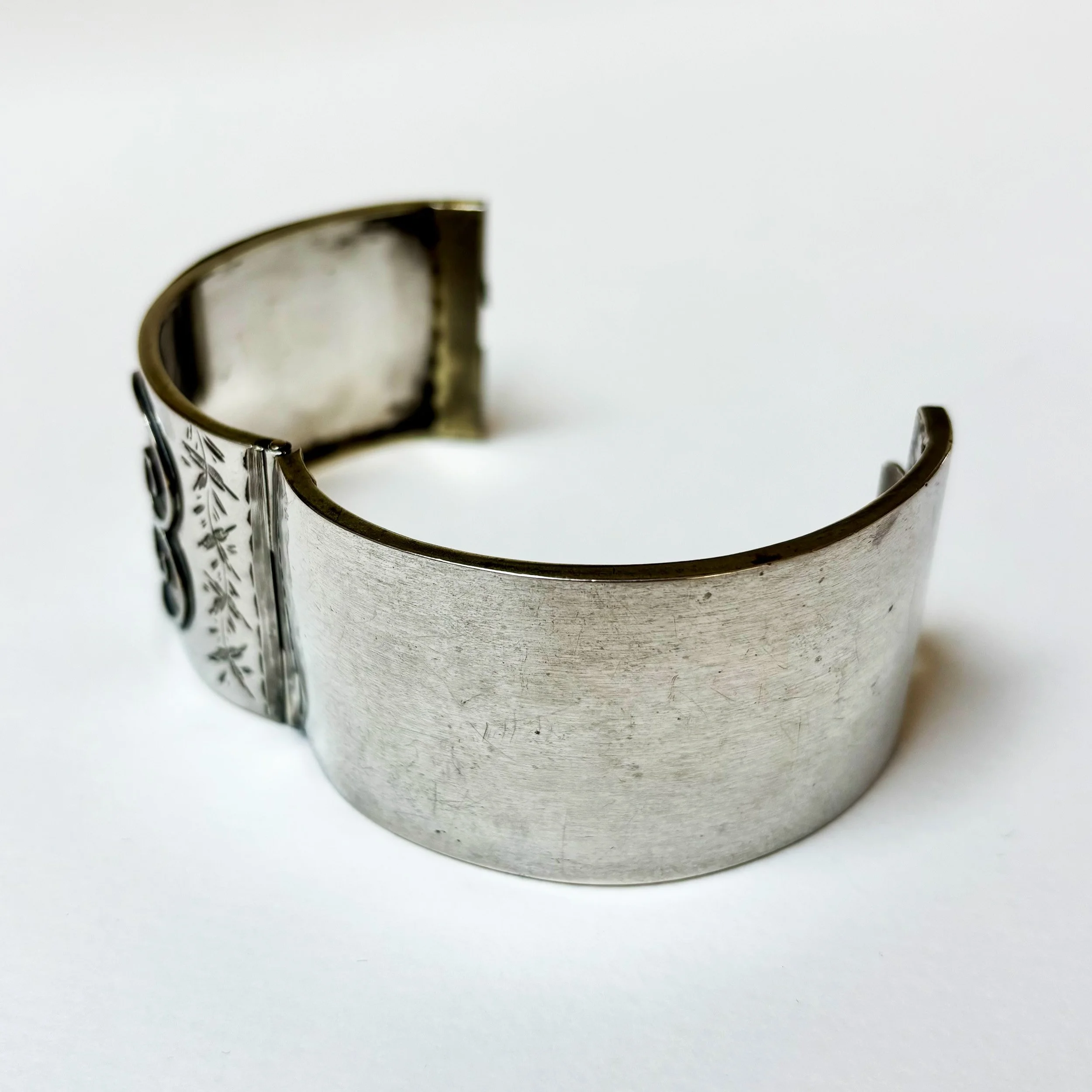 AEV002_silver cuff_4.jpg